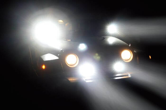 Lampu Sorot Mobil yang Berfungsi untuk Pertolongan Darurat Saat di Jalan