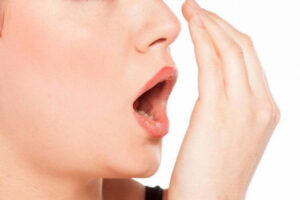 10 Cara Efektif Mengatasi Bau Mulut Saat Puasa